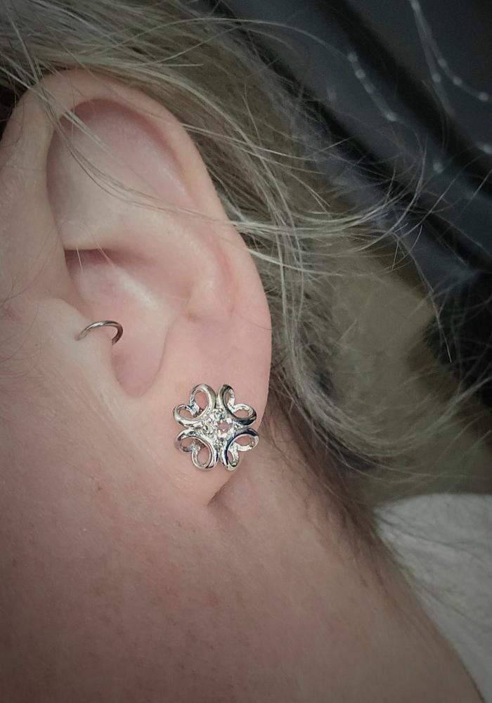 Customer photo review of Alexis 18k White Gold Plated Flower Pendant Necklace with Swarovski Crystal