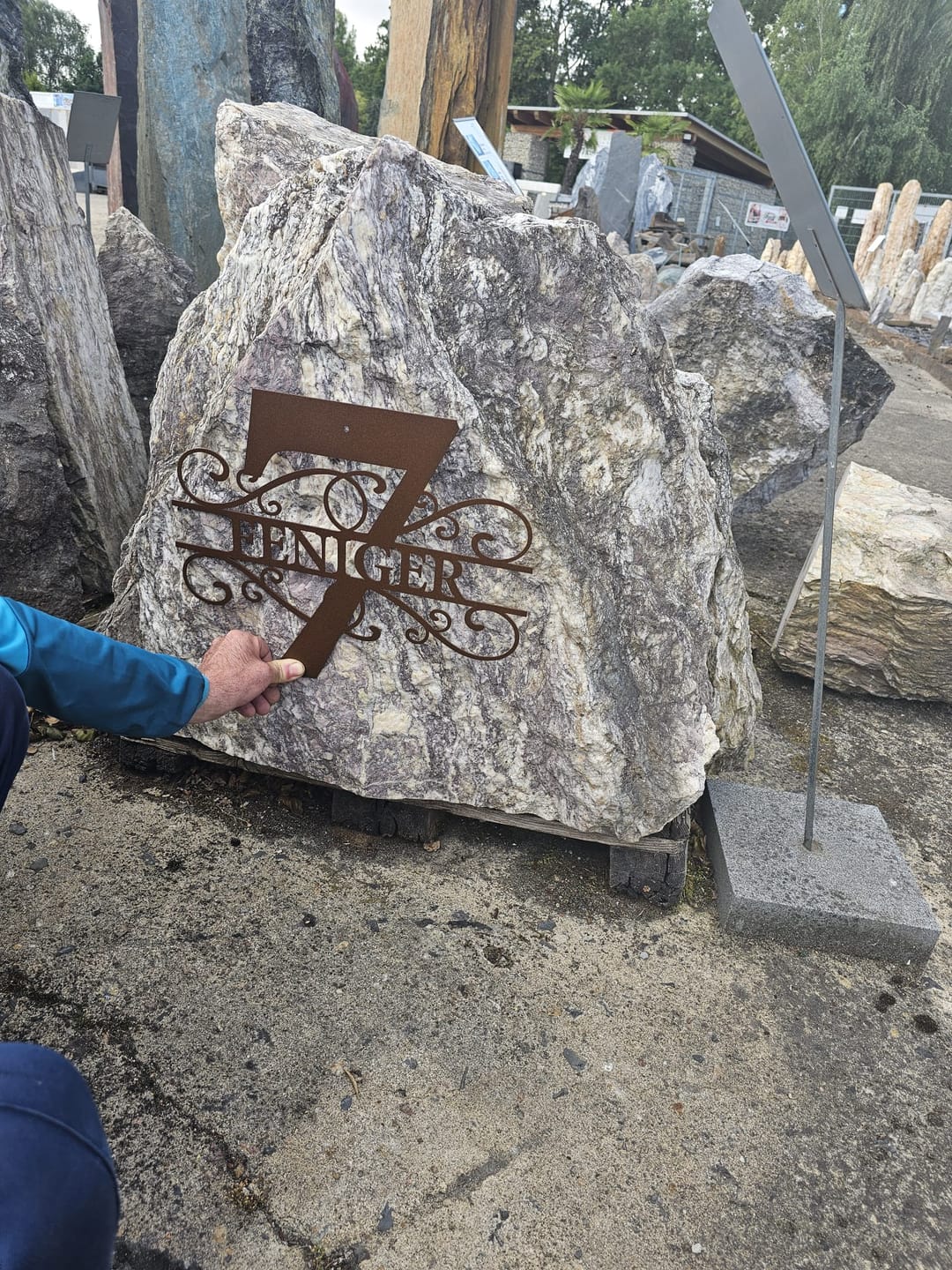 Customer photo review of Hausnummer-Türschild Ornamental Style mit Familiennamen (personalisierbar)