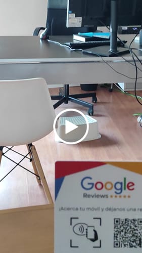 Customer video review of Expositor Reseñas Google NFC y QR
