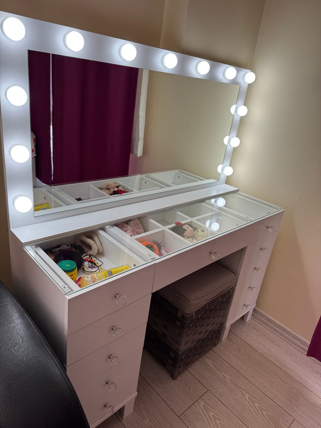 Customer photo review of Rani BJ137 Hollywood Işıklı Aynalı Kulis Makyaj Masası Cam Tablalı 11 Çekmeceli Takı Düzenleyici Beyaz