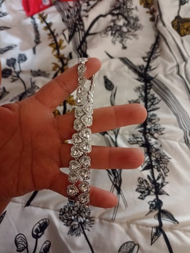 Customer photo review of COLLAR SWAROVSKI TENIS CORAZONES BLANCOS ARIANA GRANDE + KIT DE REGALO