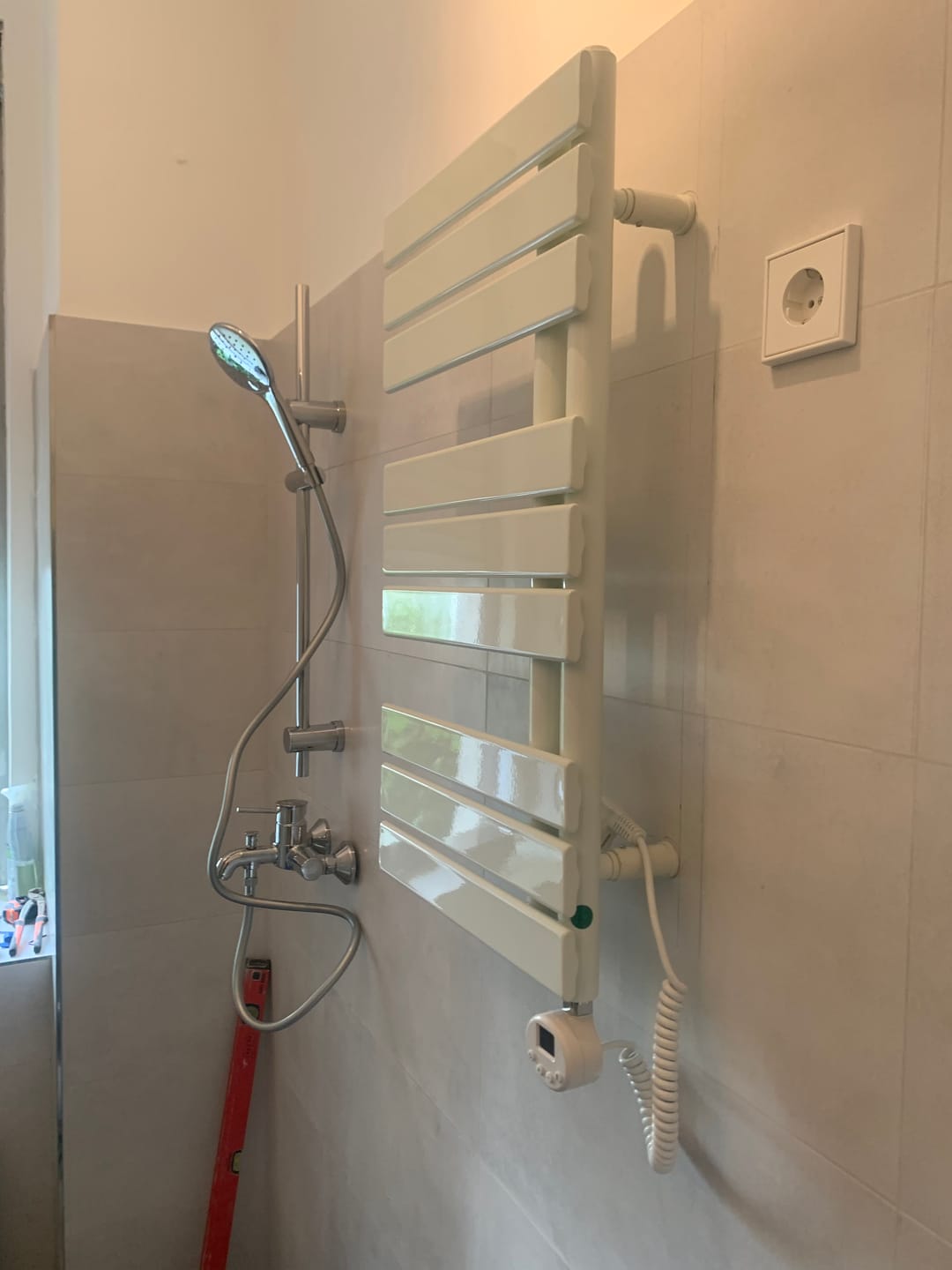 Customer photo review of SONNI Badheizkörper Elektrisch mit Thermostat Weiß, Panel Handtuchhalter Elektrisch Flach Handtuchtrokner Handtuchheizkörper mit Heizstab Ohne/mit Mutiblock