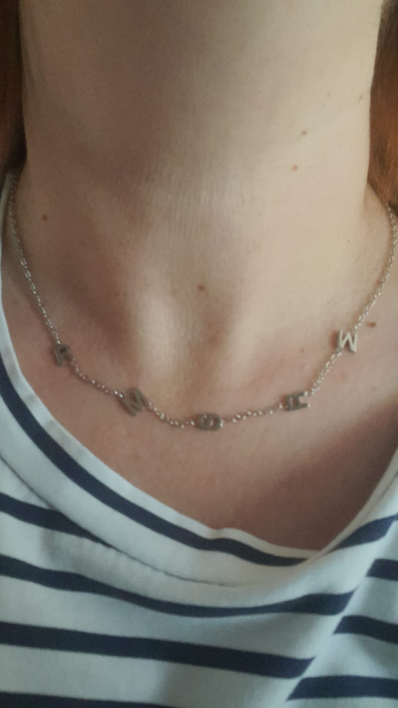 Customer photo review of Personalizovaný náhrdelník s ležatým iniciálem