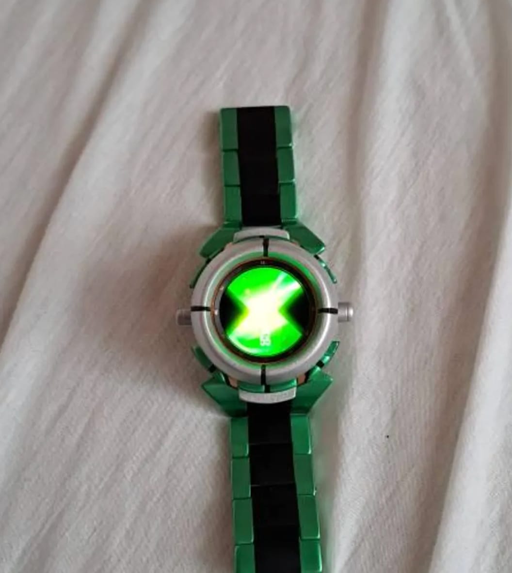 Customer photo review of Watch face can pop up ! Ben 10 Omnitrix Life Size Wearable Replica