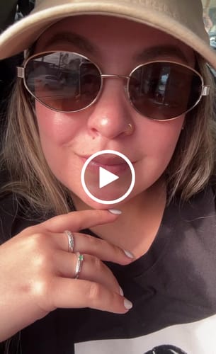 Customer video review of ILUMINADOR EFECTO HÚMEDO SUBLIME