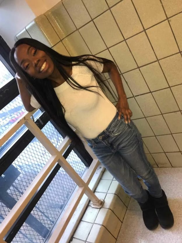 Customer photo review of MORE FACE 13x6 Lace Frontal Wig Preplucked Straight Human Hair Wigs With Baby Hair