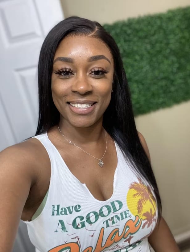 Customer photo review of MORE FACE 13x6 Lace Frontal Wig Preplucked Straight Human Hair Wigs With Baby Hair