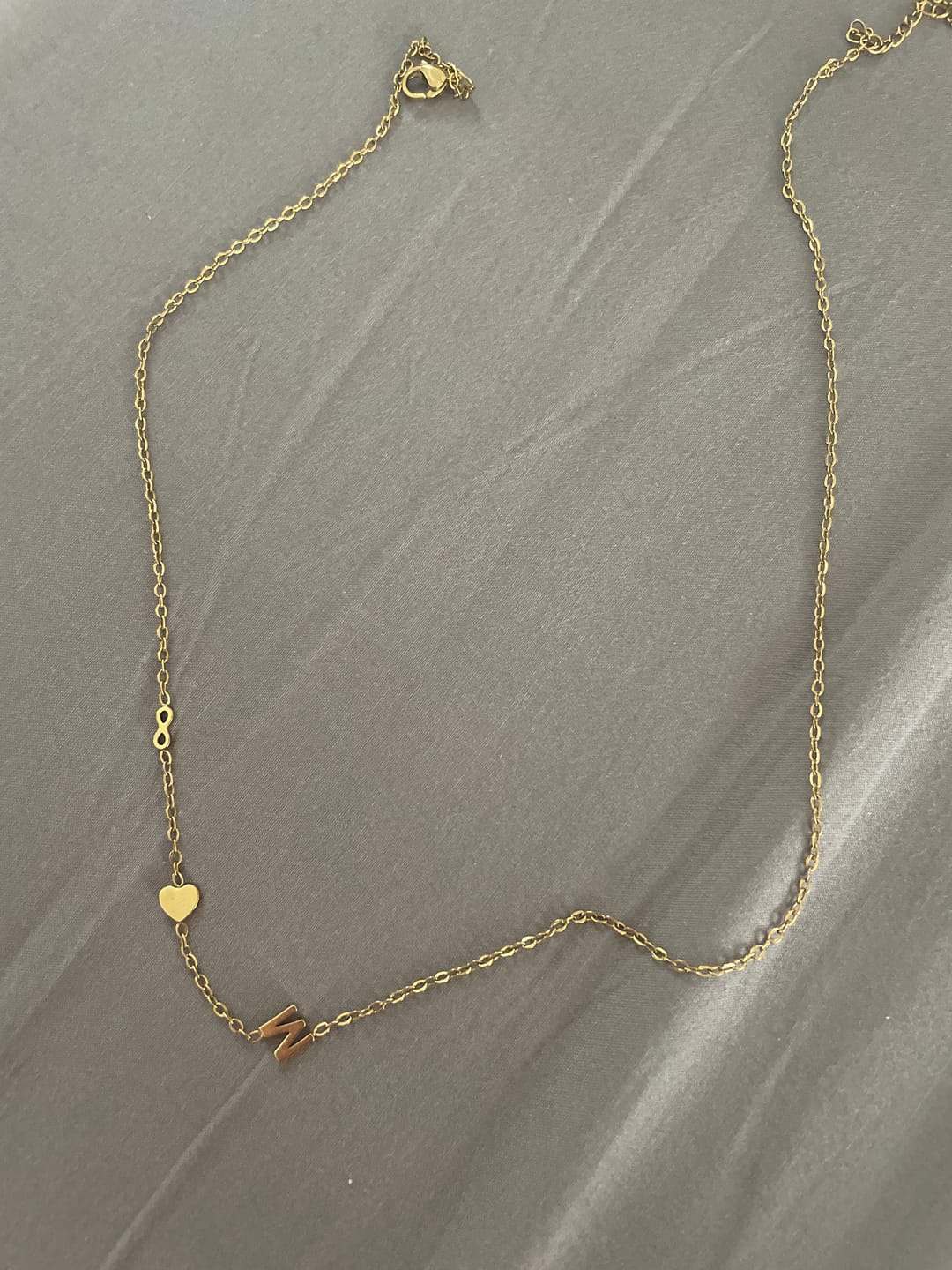 Customer photo review of Personalizovaný náhrdelník s ležatým iniciálem