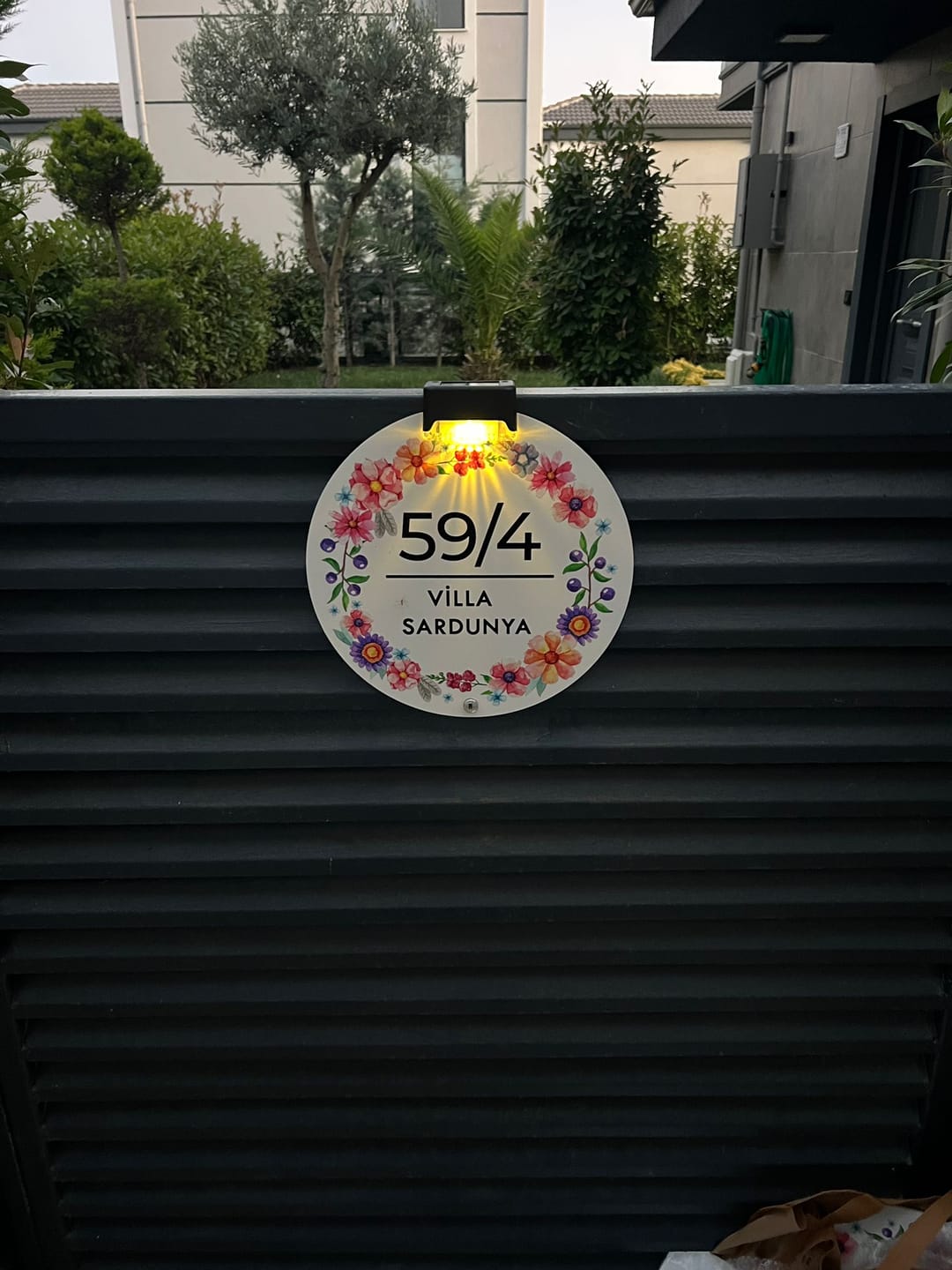 Customer photo review of Renkli Çiçek Motifli Yuvarlak Kapı Numarası ve Aile İsmi Tabelası