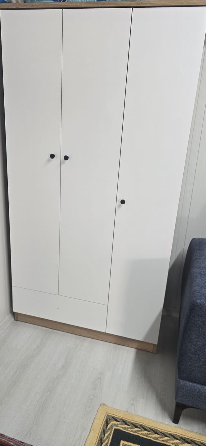 Customer photo review of Rani BA117 Gardırop Elbise Dolabı 3 Kapaklı 1 Çekmeceli 6 Raflı 1 Askılı Sepet Ceviz - Beyaz