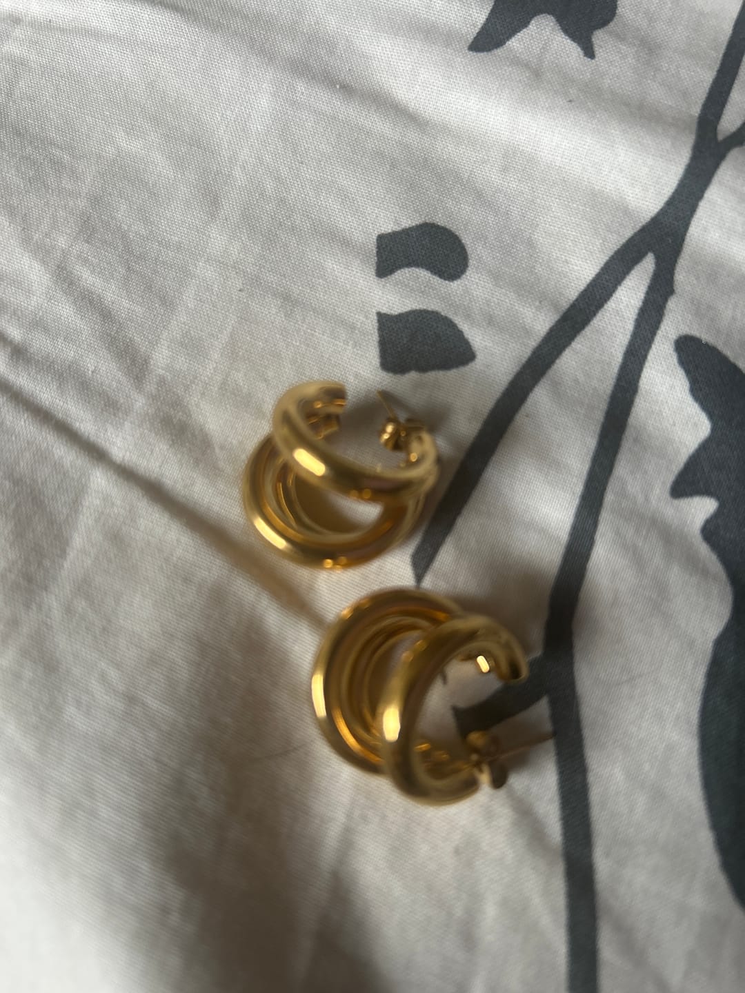 Customer photo review of Triple Ohrstecker | 18K vergoldet