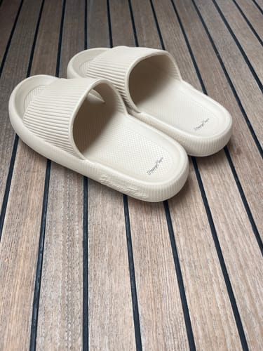 Customer photo review of HappyFlops