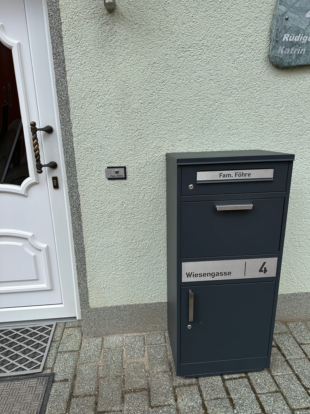 Customer photo review of AlbersDesign personalisierte Edelstahl-Klingel K5 mit 3D-Effekt in Anthrazit (RAL7016)