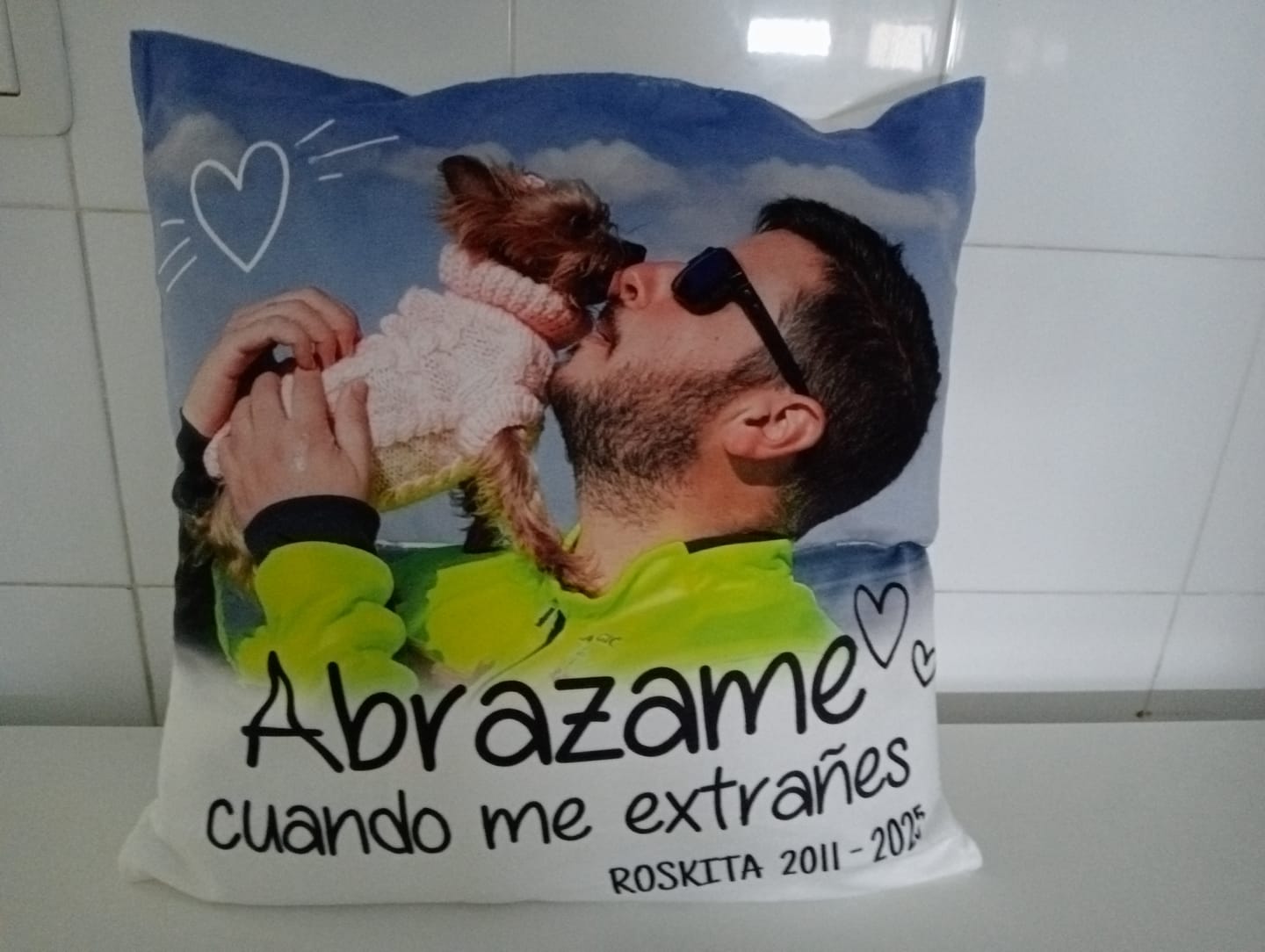 Customer photo review of Abrazame cuando me extrañes - Cojín personalizado