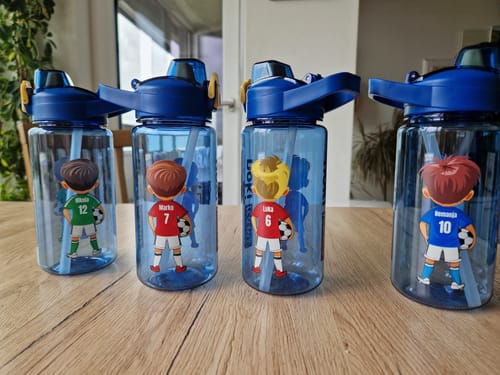 Customer photo review of Personalisierte Fußball-Trinkflasche 600ml - Gestalte deinen Avatar mit Trikotnummer & Name