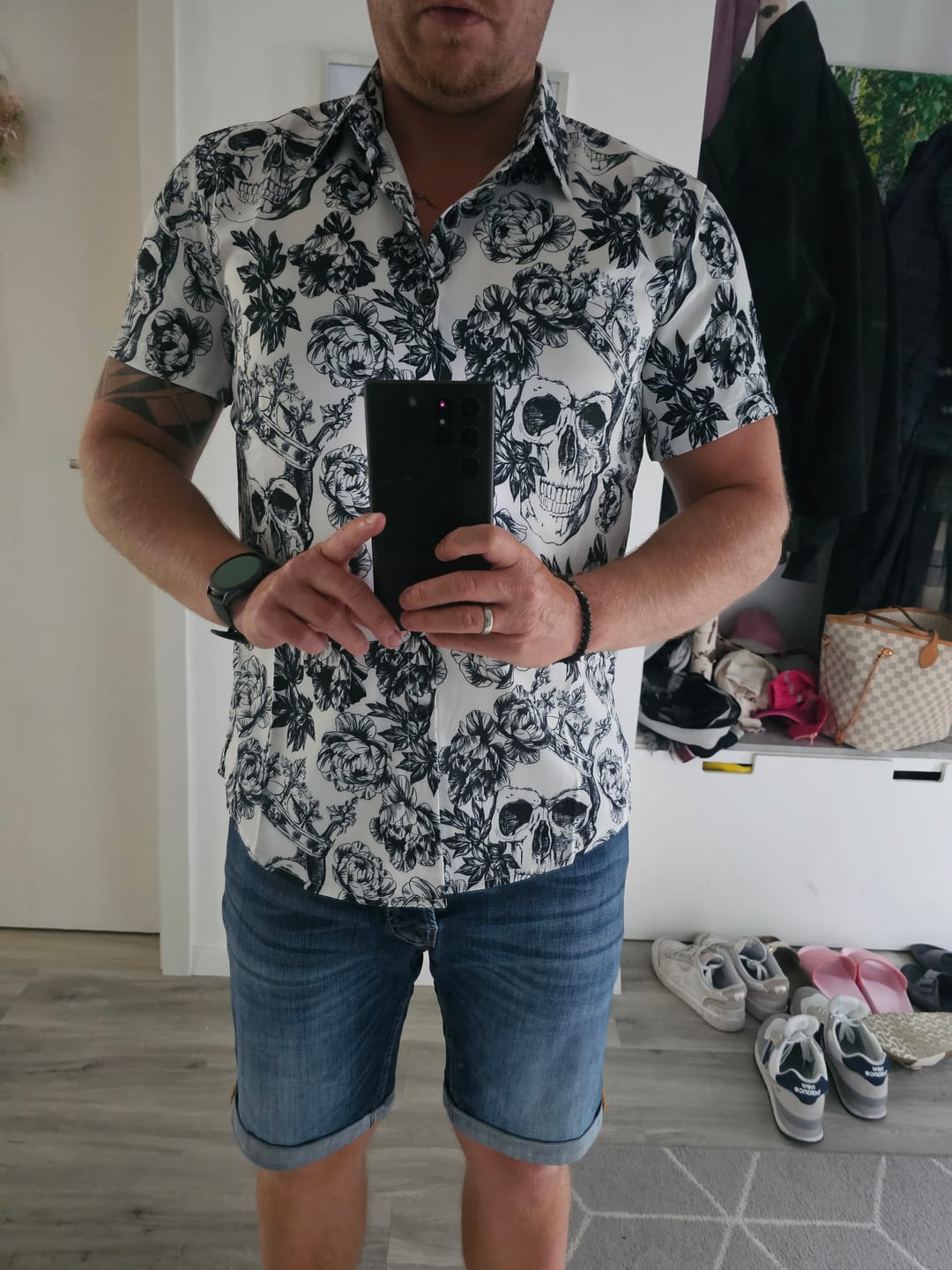 Customer photo review of Herren Kurzärmliges Hemd mit Blumen- und Totenkopf-Print Schwarz