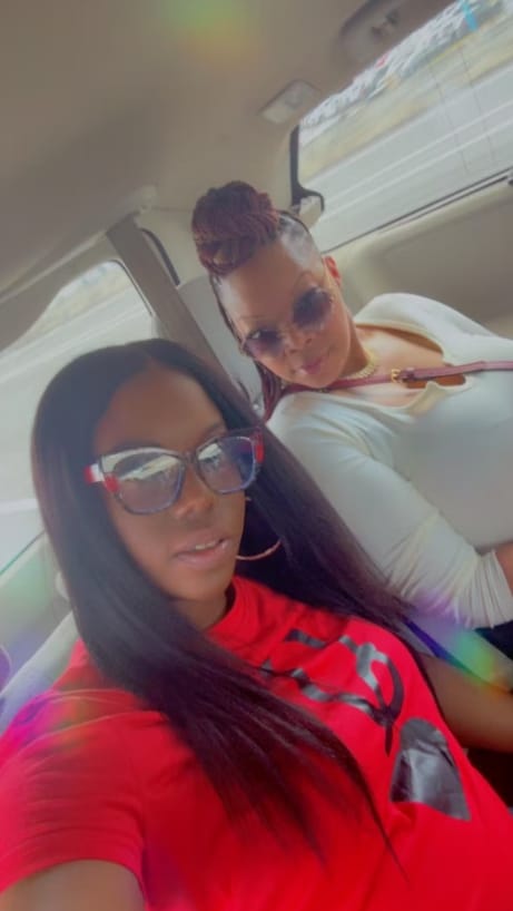 Customer photo review of MORE FACE Pre-bleached Straight Hair Wear Go Glueless Wig 7x5 Pre-cut HD Lace Pre-plucked