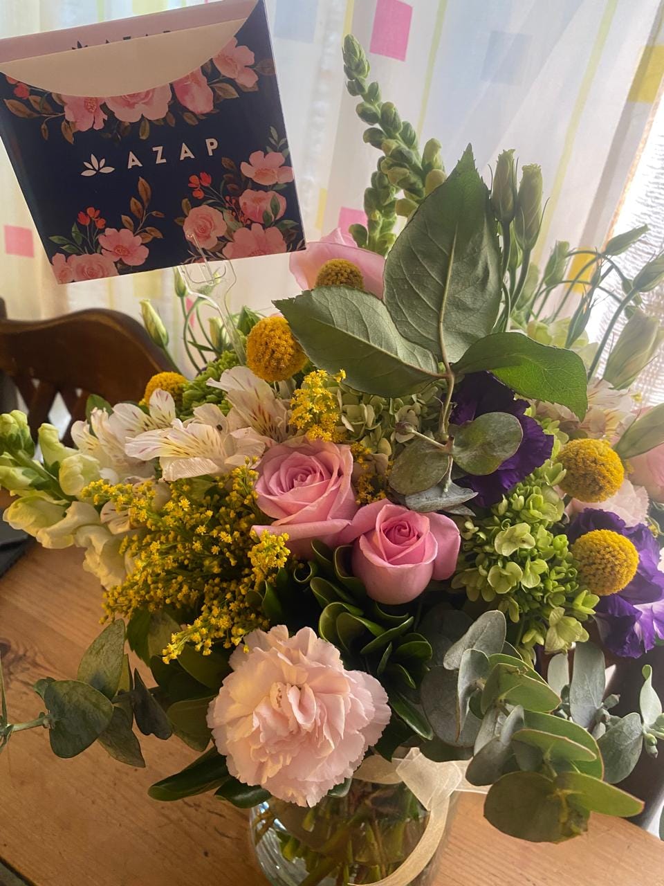 Customer photo review of Amor Propio - Rosa Clarita, Clavel Blanco, Hortensia, Lisianthus, Craspedia y Perrito Blanco