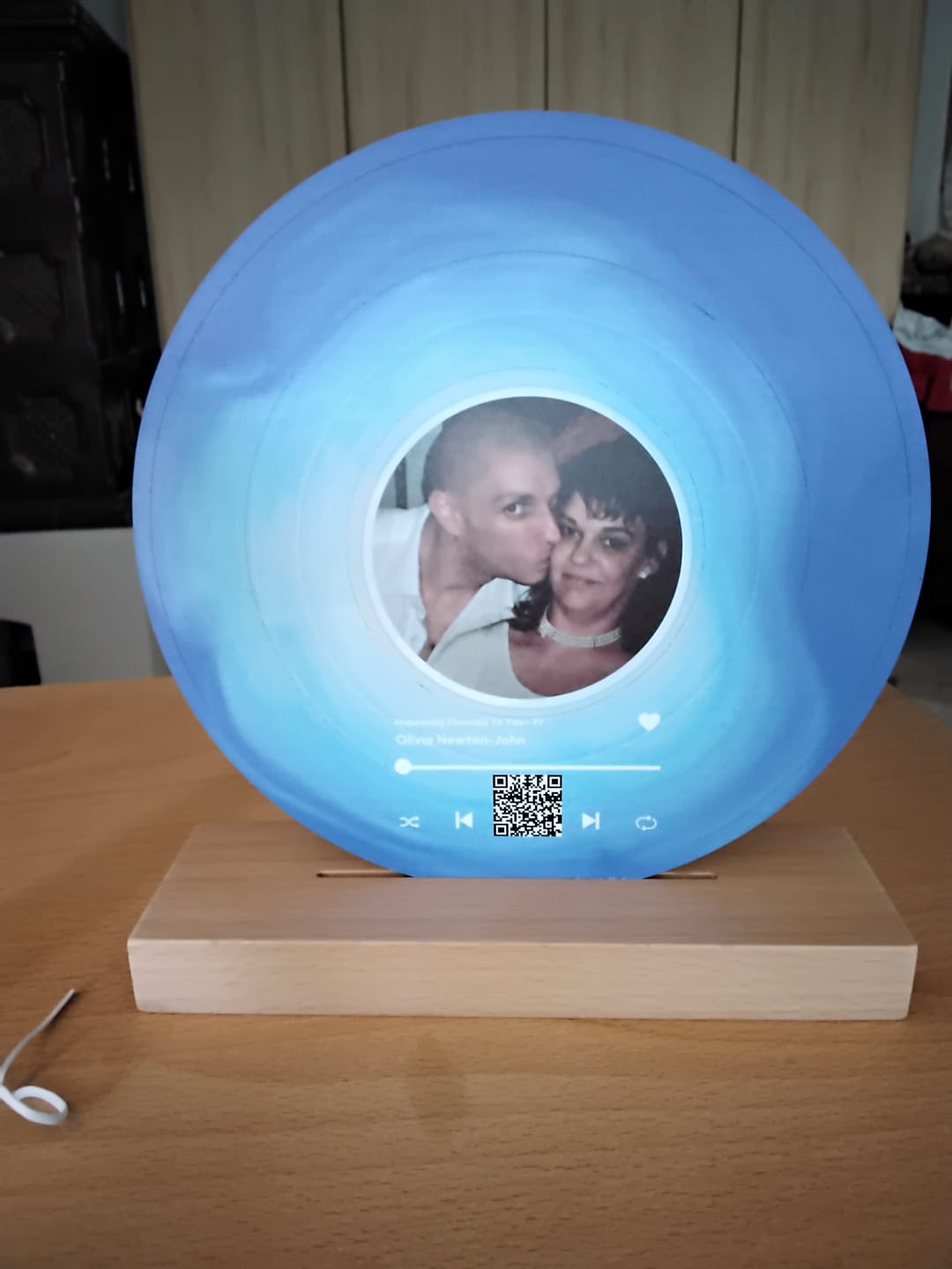 Customer photo review of Unser Song - Personalisierte Acryl-Schallplatte mit Songtitel und Foto mit Holzaufsteller