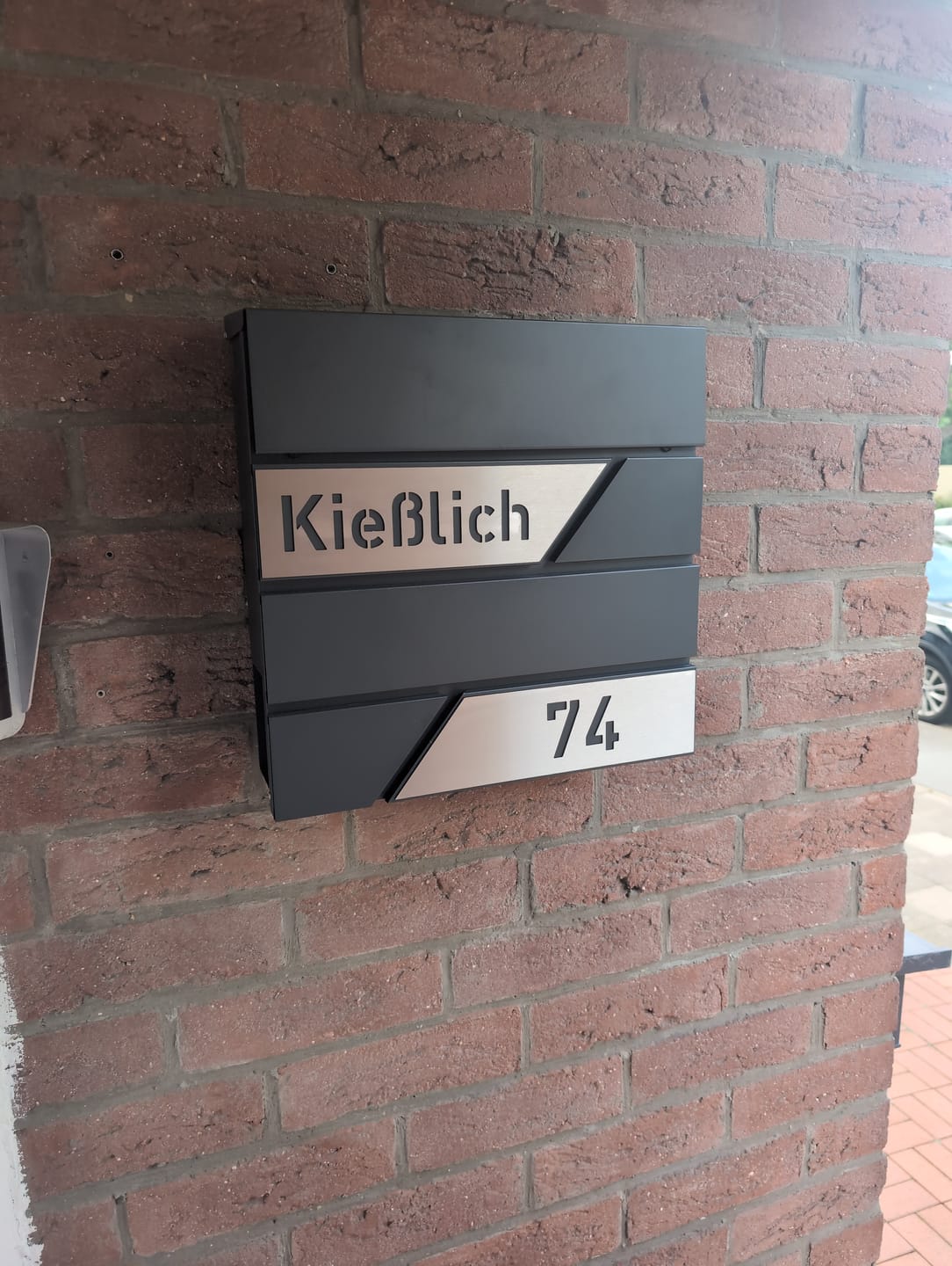 Customer photo review of AlbersDesign Briefkasten B1 anthrazit (RAL7016) personalisiert mit Edelstahl-Schildern
