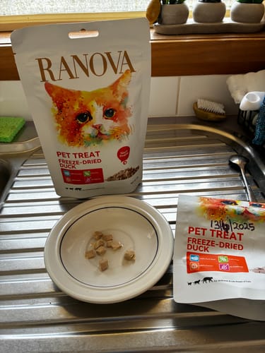 Customer photo review of Ranova Freeze-Dried Duck Cat Treat 50g