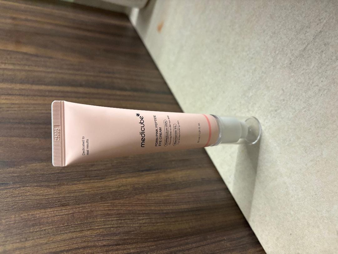 Customer photo review of MEDICUBE - PDRN Pink Peptide Eye Cream 30 ML | Contorno de Ojos Antiedad