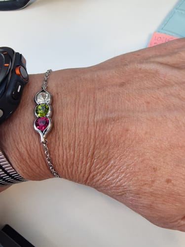 Customer photo review of Pea-Pod Gepersonaliseerde Geboortesteen Armband