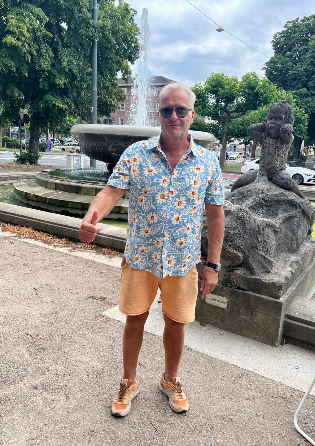 Customer photo review of Chemise à fleurs hawaïenne en coton rétro pour homme