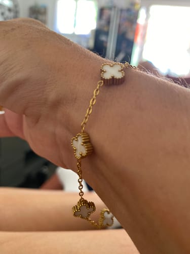 Customer photo review of Bracelet trèfle à quatre feuilles avec gravure
