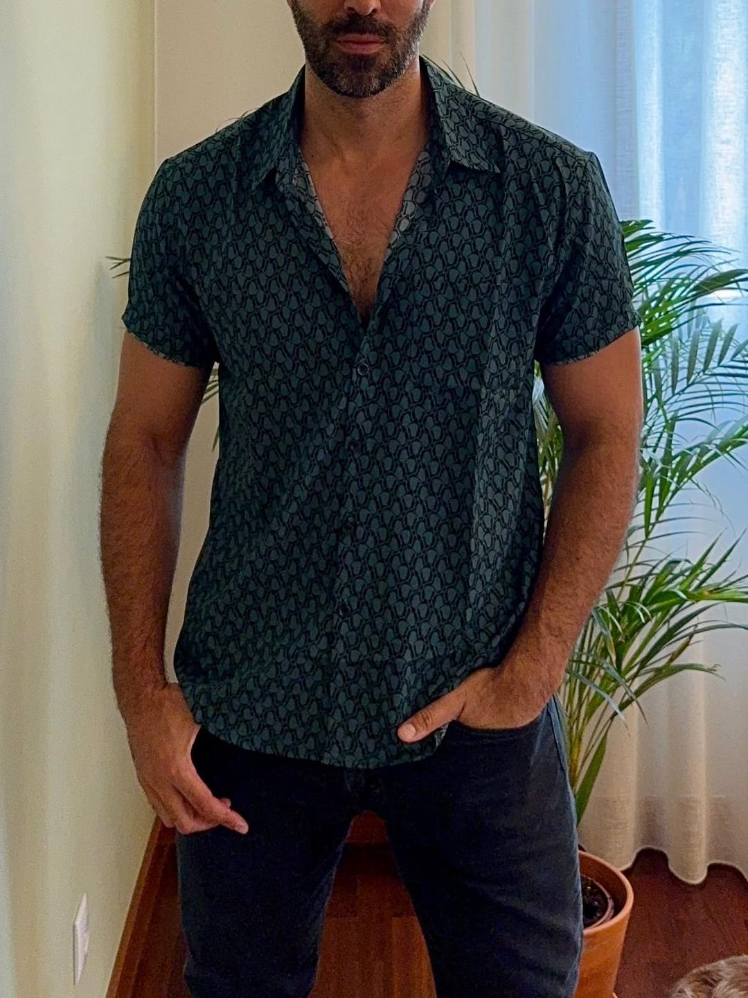 Customer photo review of Chemise boutonnée verte à manches courtes pour hommes