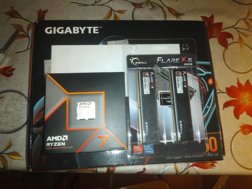Customer photo review of Kit para PC: AMD Ryzen 7 9700X Tarjeta Madre Gigabyte B650 Gaming X AX V2 Memoria RAM G.Skill Flare X5 Series 32GB DDR5 6000 MHz