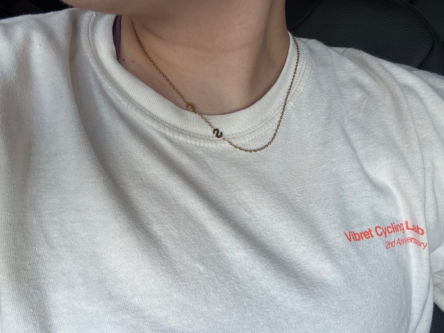 Customer photo review of Collar con iniciales personalizadas en horizontal