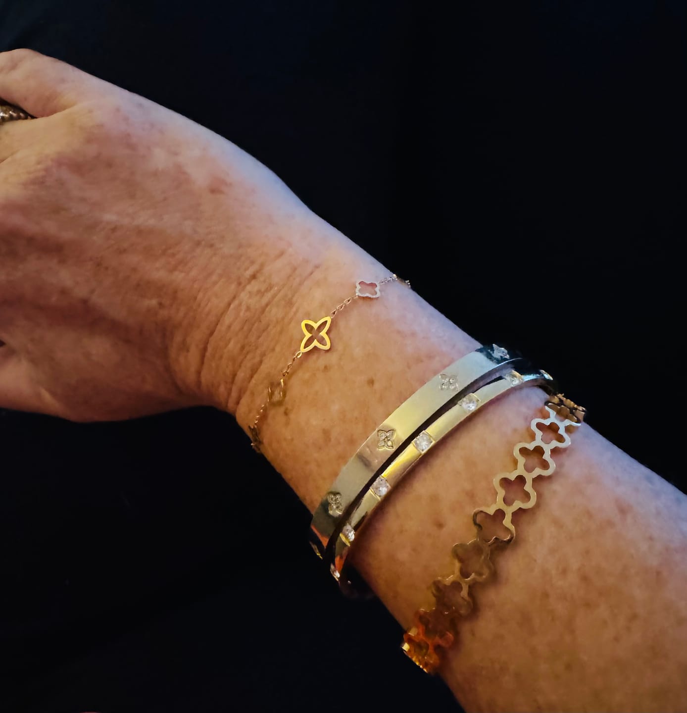 Customer photo review of Endless Clover Armreif | 18K vergoldet