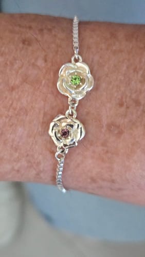 Customer photo review of Gepersonaliseerde Geboortebloem Armband