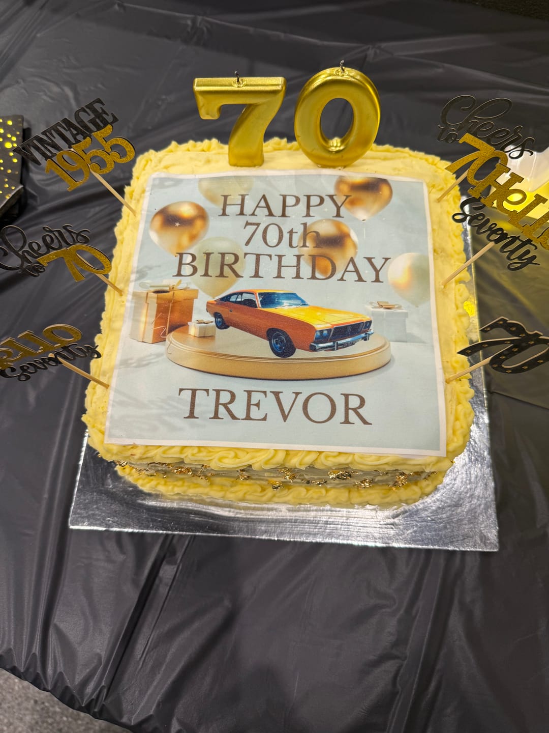 Customer photo review of 19 cm x 19 cm Square Pre-cut Custom Edible Icing Image