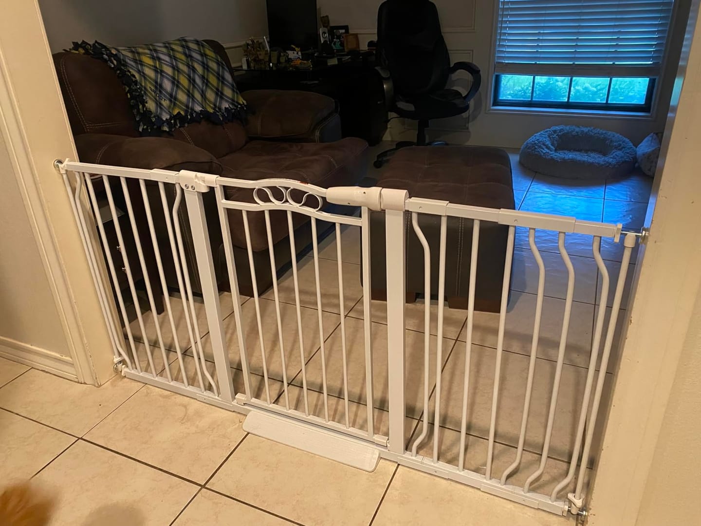 Customer photo review of FairyBaby Extra Wide Lace Arch Design Glossy Surface Baby Gate for Pets & Toddlers