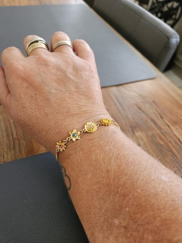 Customer photo review of Gepersonaliseerde Geboortebloem Armband