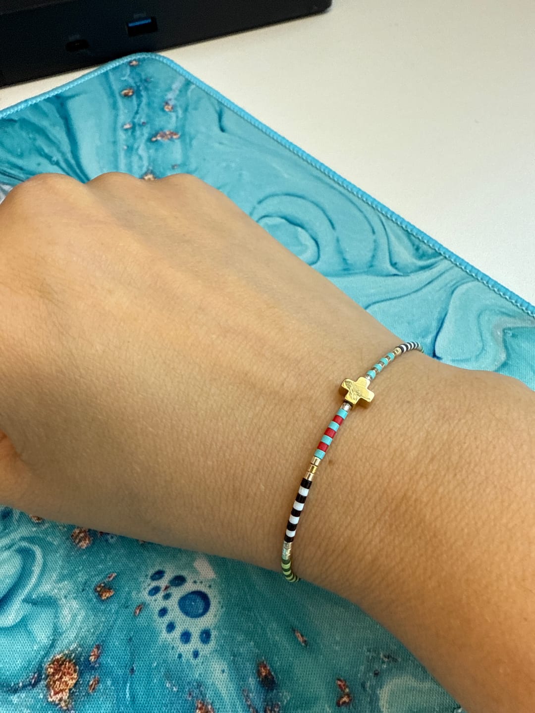 Customer photo review of Pulsera Chaquiras Colores Con Cruz