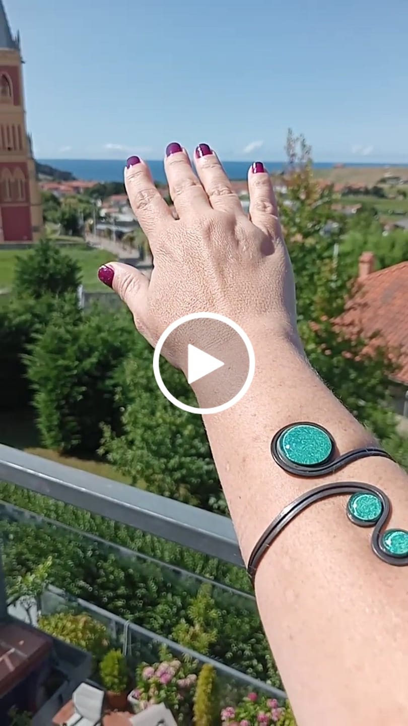 Customer video review of Brazalete "Doble Sol Esmeralda" – Vidrio fundido y hierro forjado.