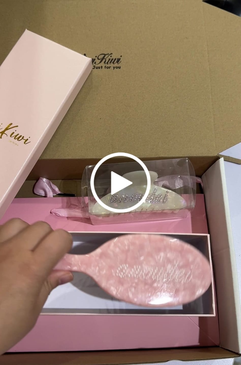 Customer video review of The Customized Name Hair Brush | WiwiKiwi