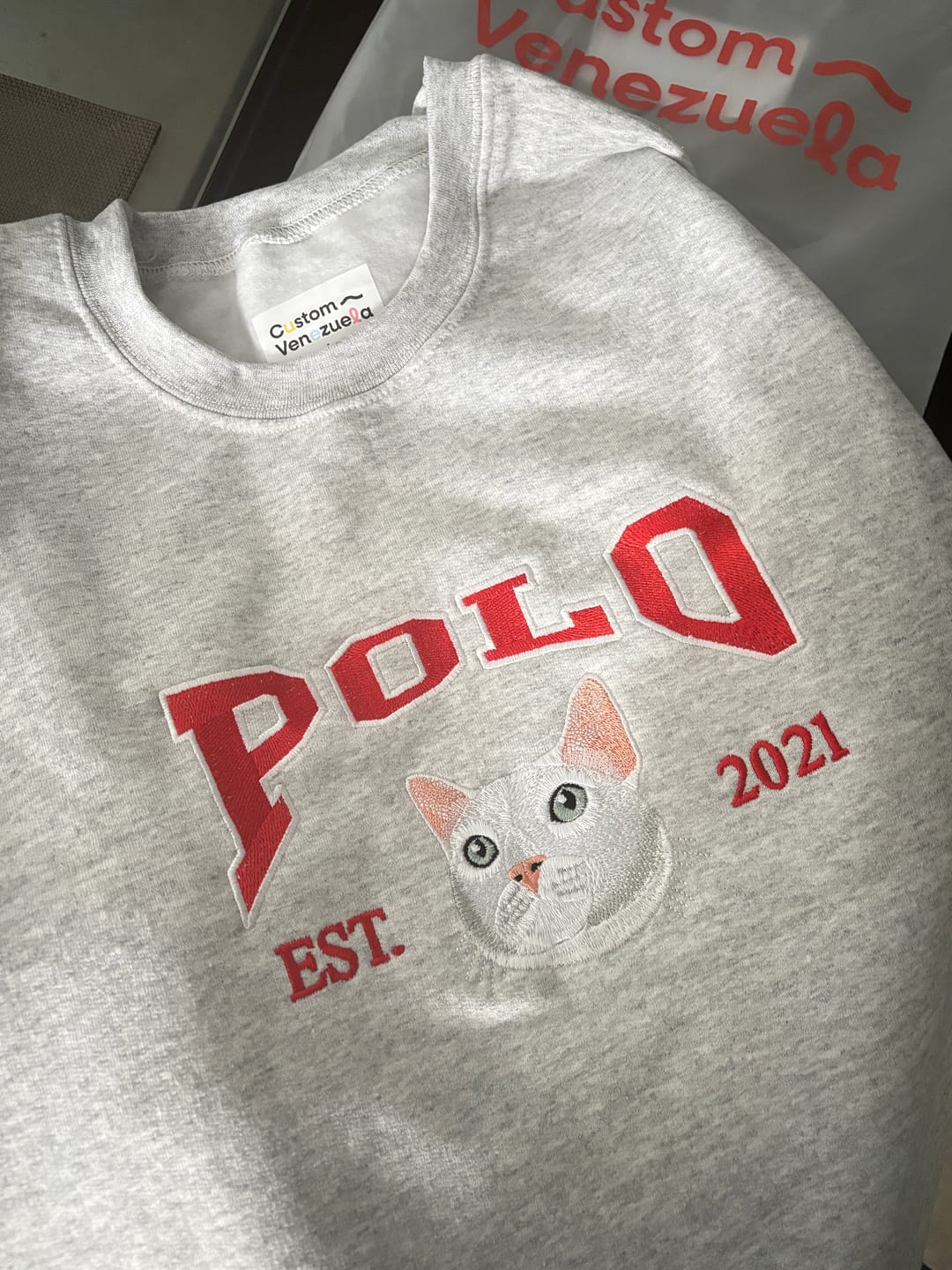Customer photo review of 🐾 College con bordado hiper-realista 🧵