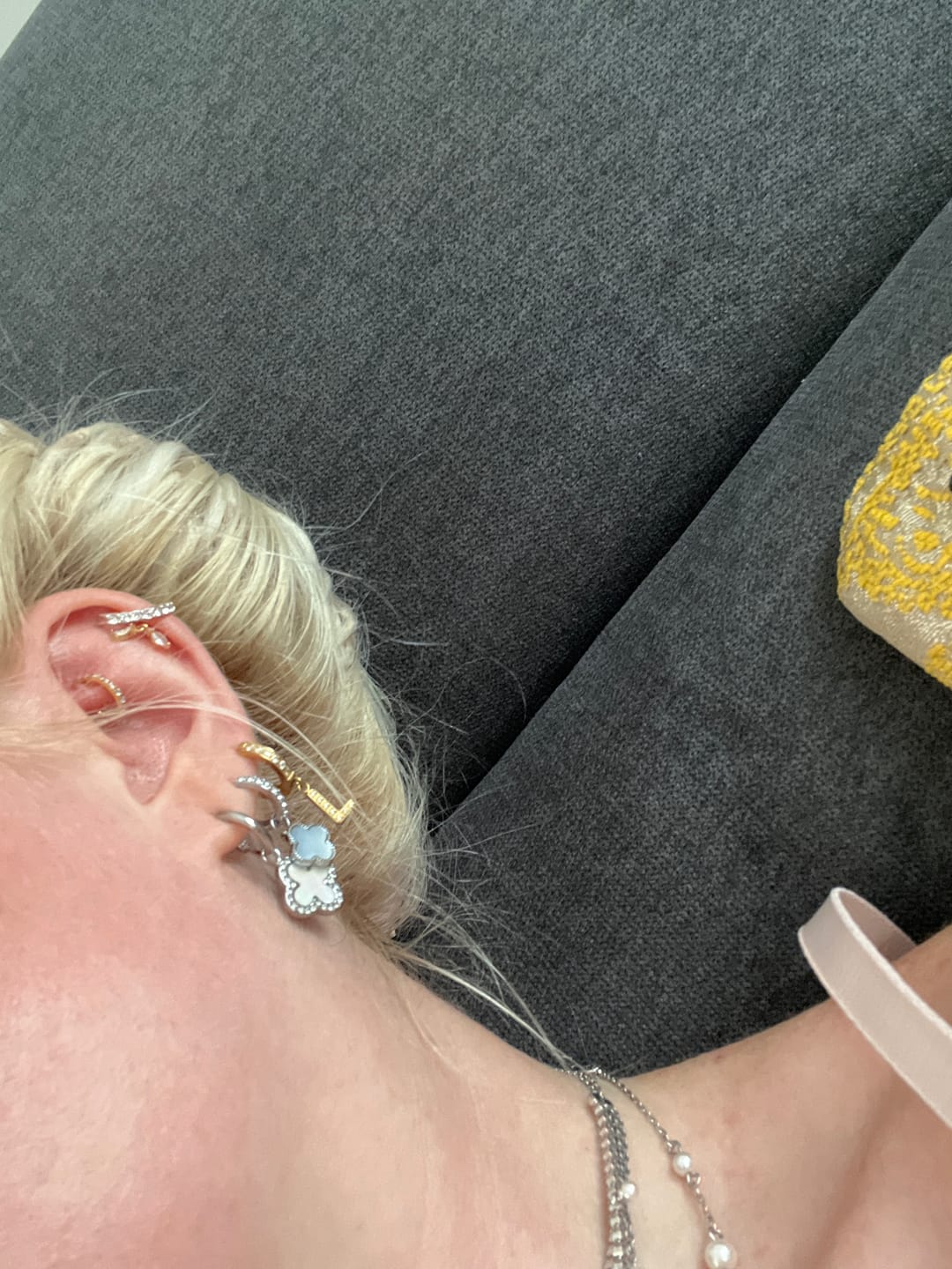 Customer photo review of Perlmutt Paradise Huggie Ohrringe 14K Vergoldet
