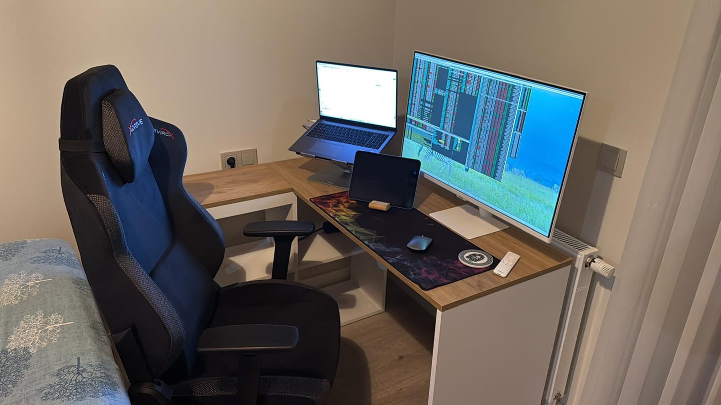 Customer photo review of Rani HA113 Çalışma Ofis Bilgisayar Masası 4 Raflı Köşeli Masa Beyaz - Sepet Ceviz 120 cm