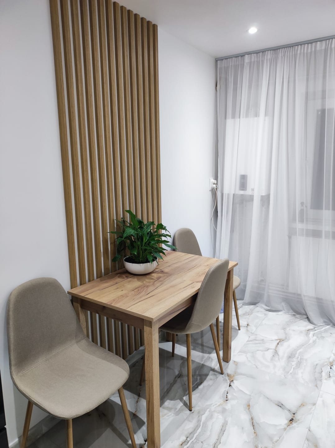Customer photo review of Masa extensibila GINO, stejar, PAL furniruit, 100/135x60x75 cm
