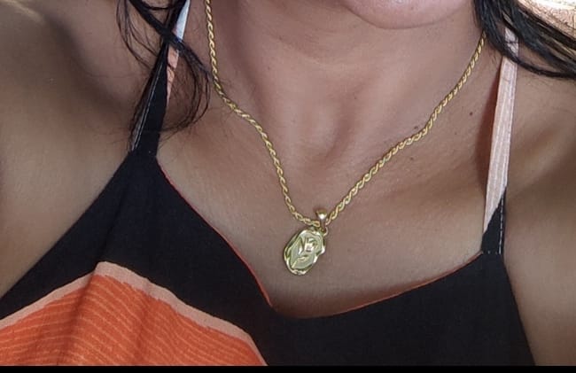 Customer photo review of Colar de Rede Baiana com Pingente de Rosa Banhado em Ouro 18k