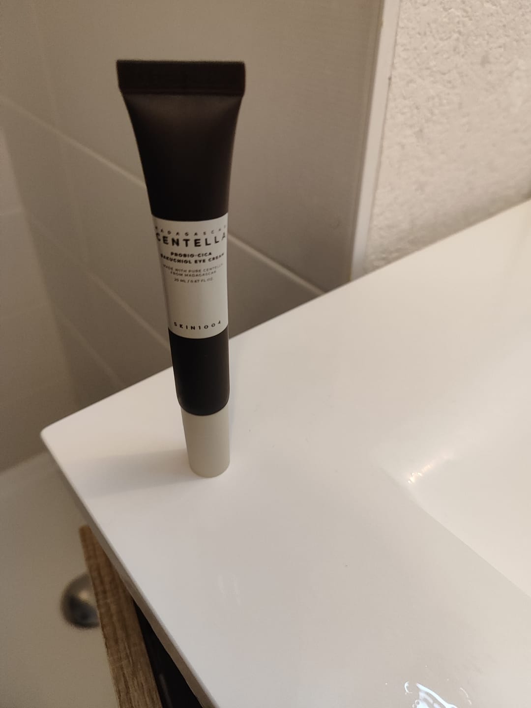 Customer photo review of Skin1004 - Contour des yeux - Madagascar Centella Probio-Cica Bakuchiol Eye Cream