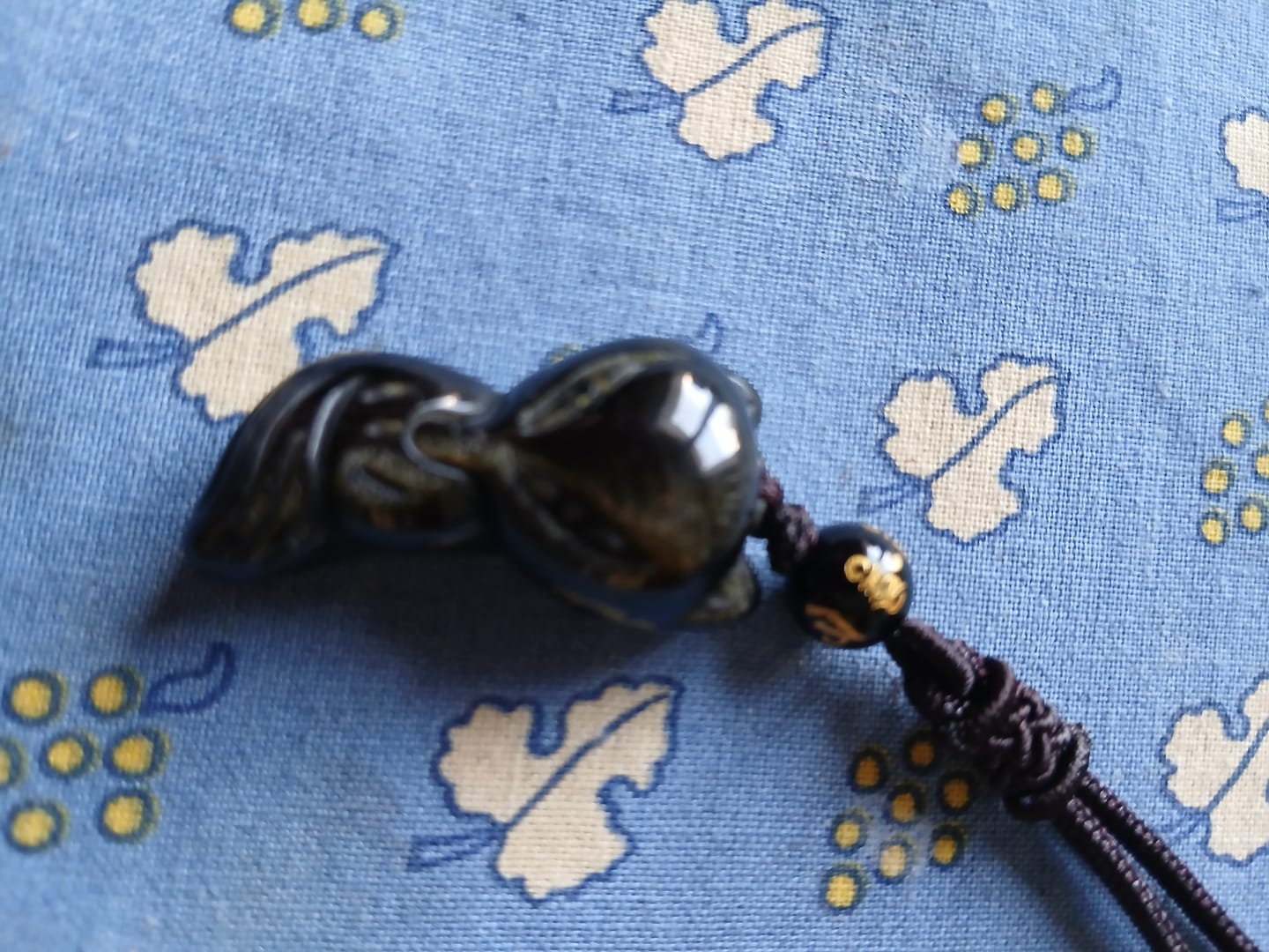 Customer photo review of Pendentif "Renard Sage" en Obsidienne Dorée