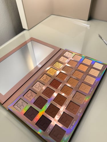 Customer photo review of 32 SHADOW PALETTE (MEDIUM)