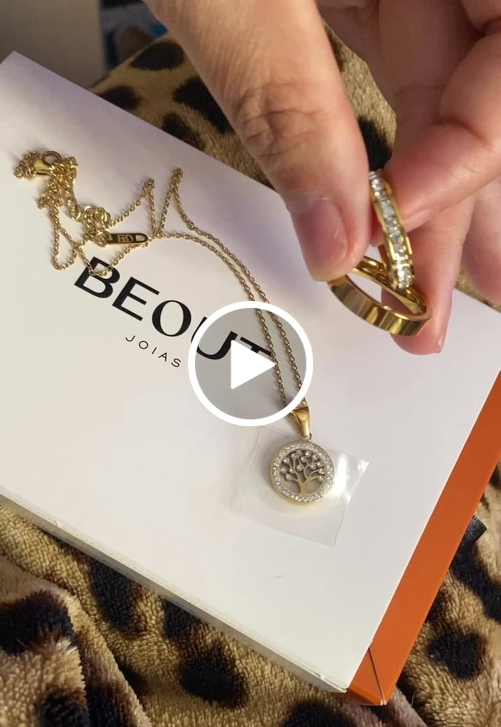 Customer video review of Colar Árvore da Vida Banhado em Ouro 18k