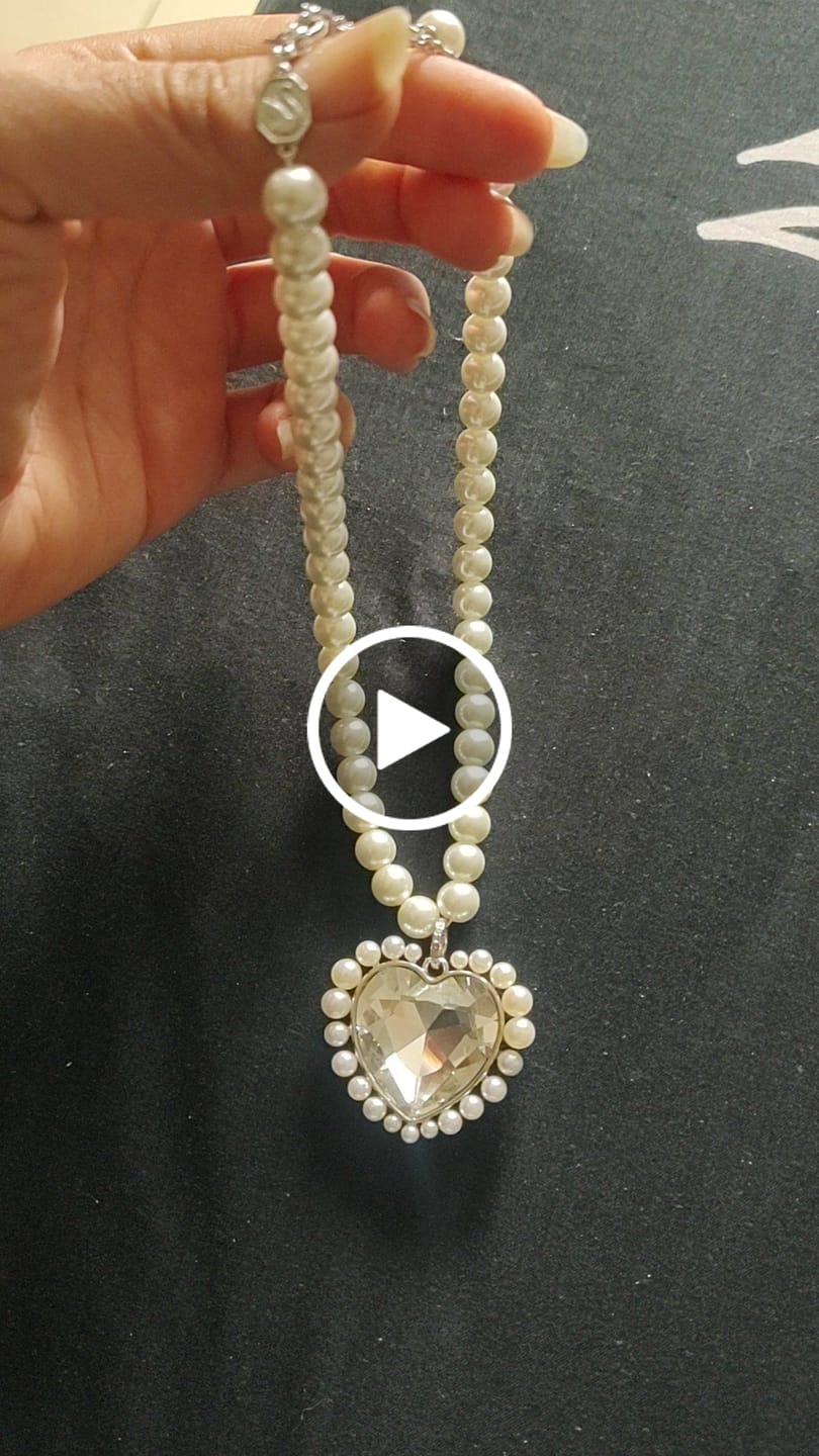 Customer video review of COLLAR SWAROVSKI ARIANA GRANDE CRISTALES CRYSTAL PEARL PERLAS TALLA DE CORAZON GRANDE